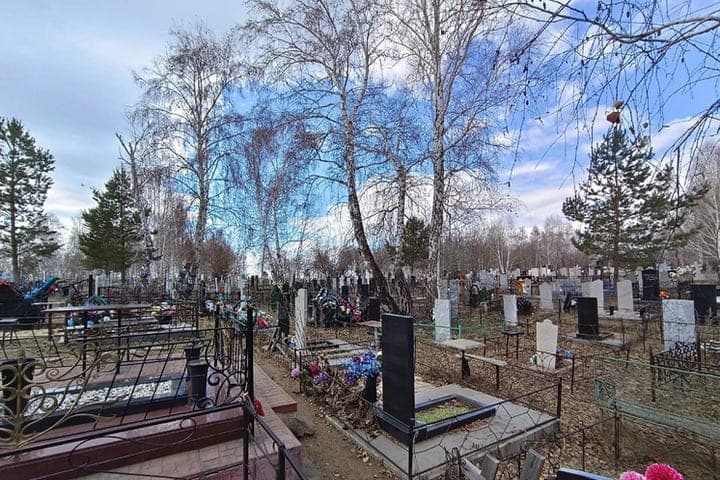 Vandals destroyed graves in the cemetery in Zarinsk