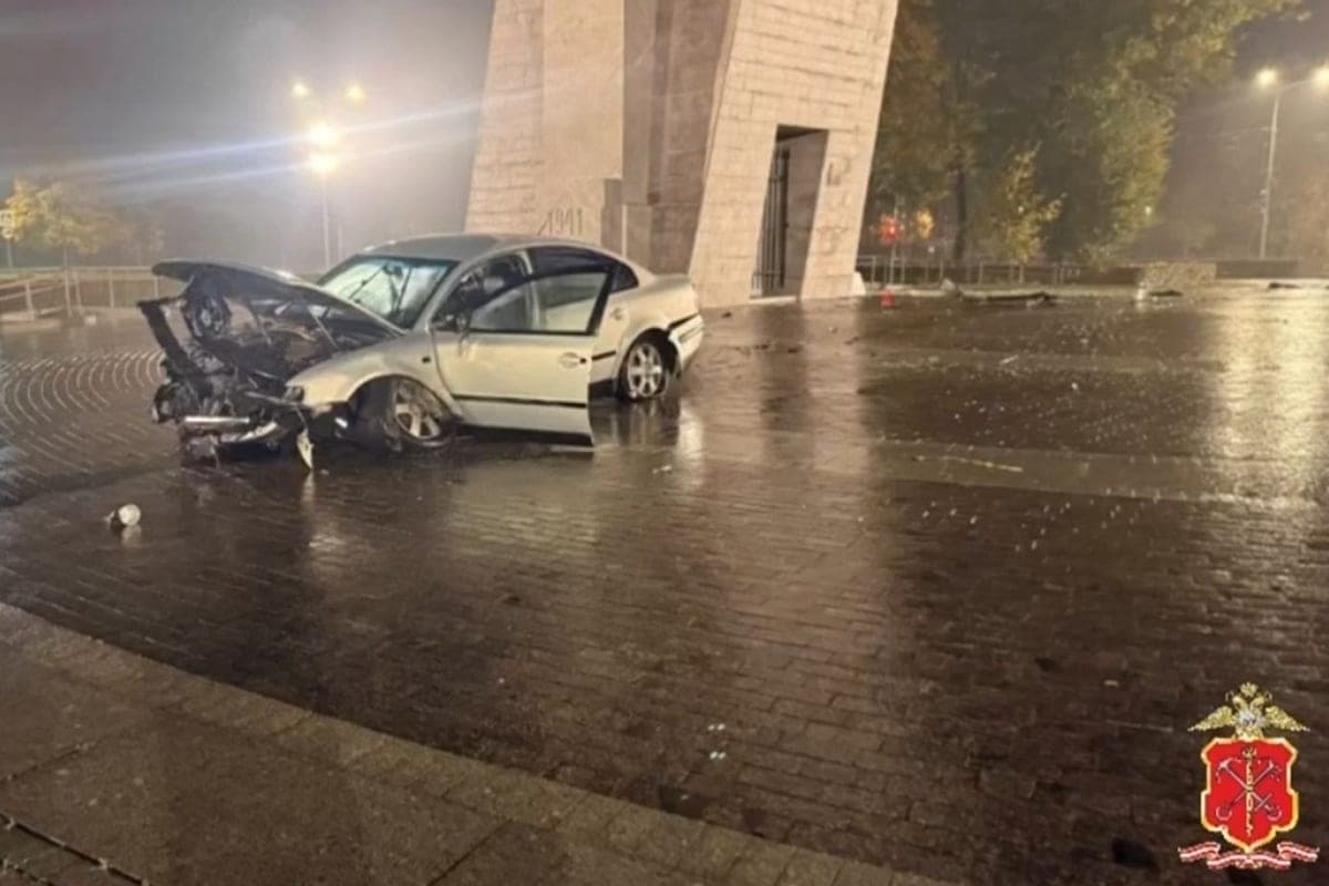 Published video from the scene of the accident with the monument in St. Petersburg