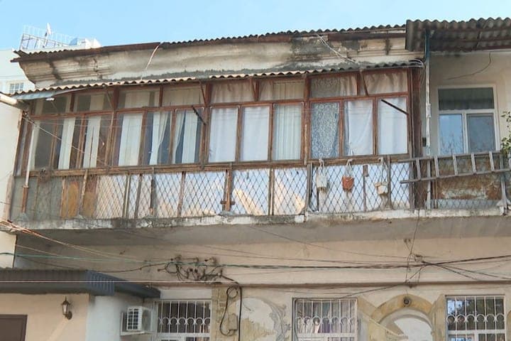Жильцы исторического дома в Симферополе просят ускорить капремонт крыши