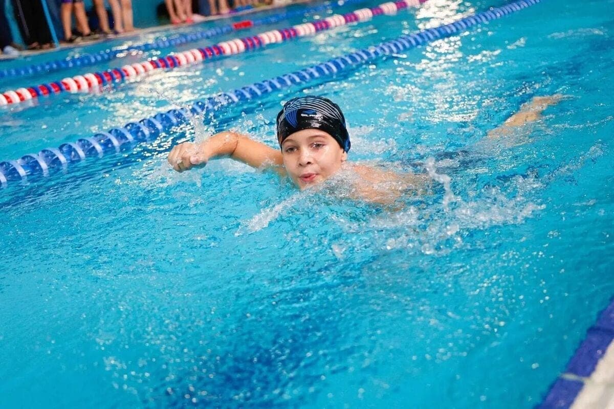 In Kursk, the relay of the school swimming games was held