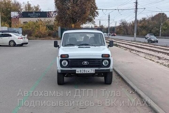 Tulyaks are outraged by the car parking on the bike highway " Lev Tolstoy"