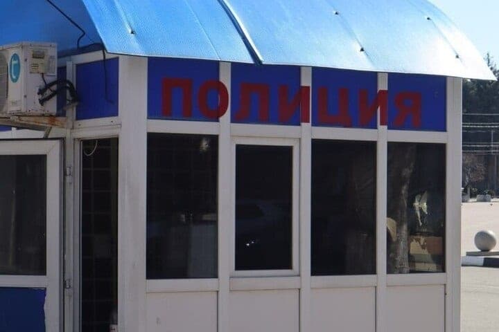 На въезде в Сочи задержали двух пассажиров микроавтобуса подозреваемых в перевозке запрещённых веществ
