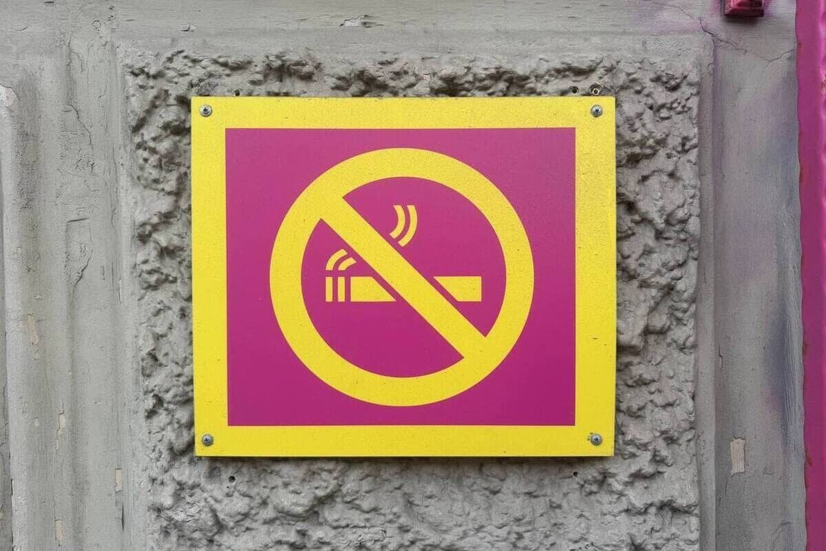 В Петербурге мужчина ответил перцовкой на средний палец курящего подростка