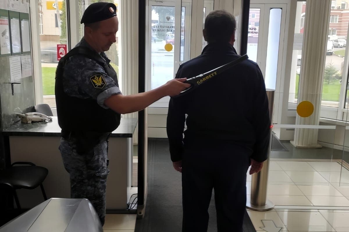 В Орловской области в суды пытались пронести 197 единиц газового и травматического оружия