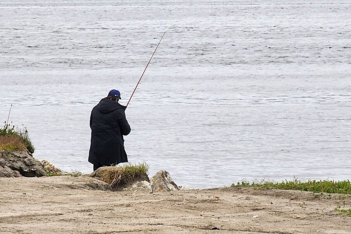 A fisherman got into the lens of a camera trap during the theft of equipment from a house in Verkhnetulomsk