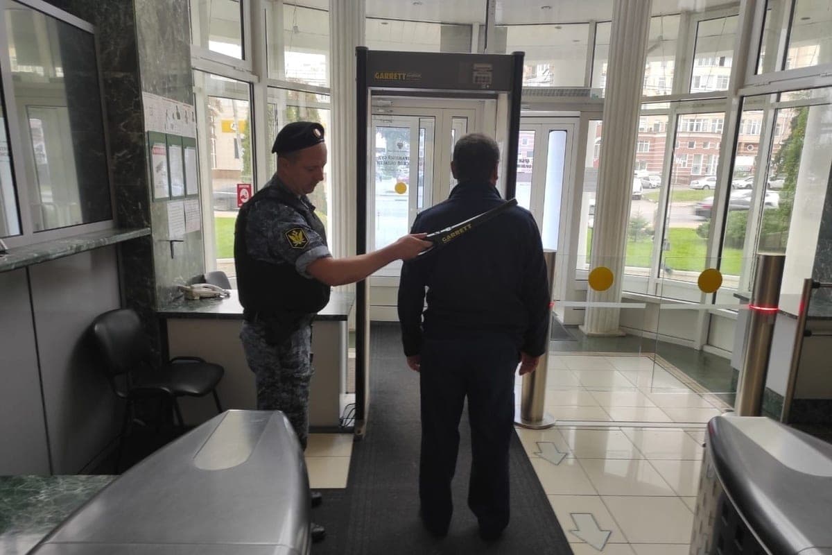 В орловские суды пытались пронести свыше 1400 опасных предметов