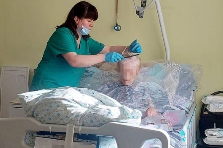 Волонтеры подстригли восемь пациентов паллиативного центра в Петрозаводске