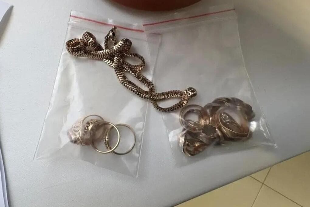 Astrakhan pensioner lost gold jewelry after the visit of the buyer
