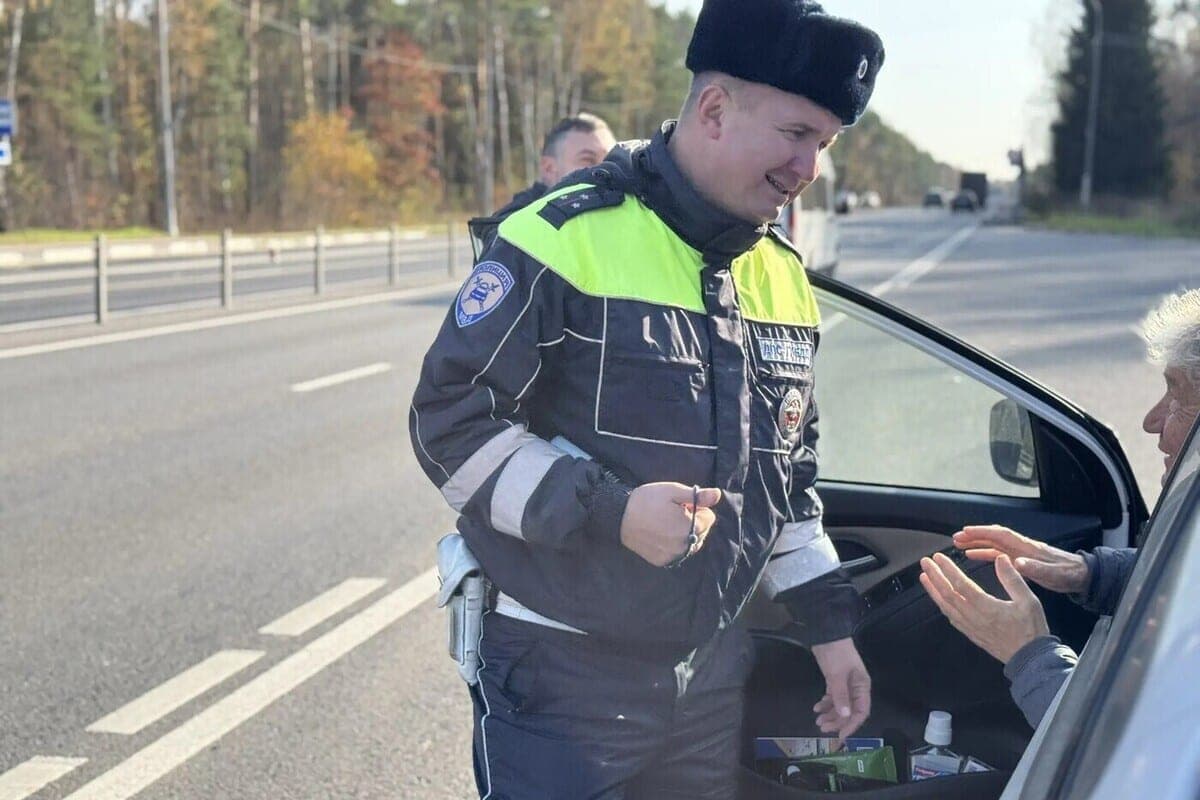 Kaluga motorists congratulate the inspector