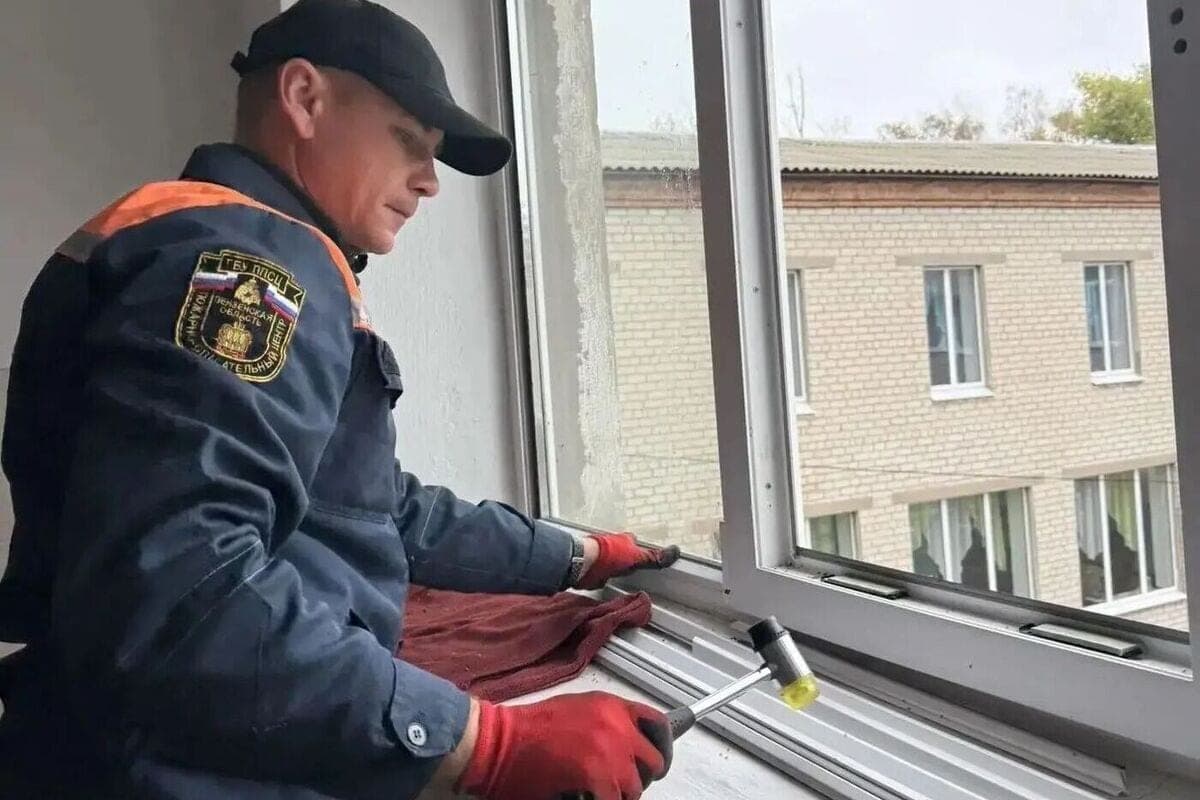 Penza residents will repair 57 windows in the village school of Pologov district