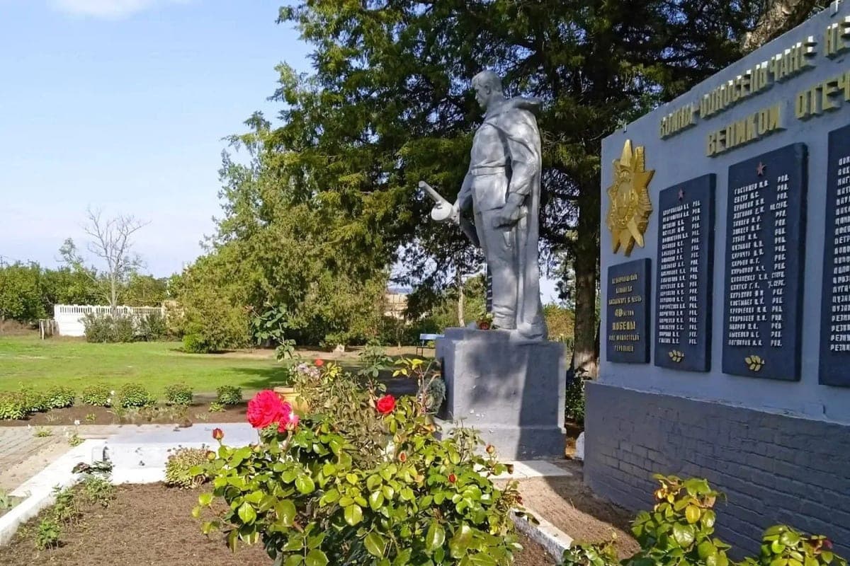 In Troitsk setzen Sie das Denkmal und militärische Bestattung