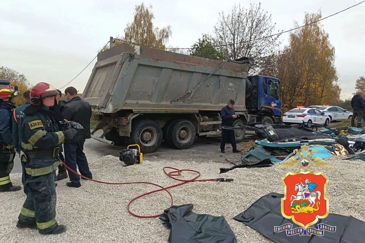 In the suburbs of the dump truck collapsed on a foreign car: killed the lady and her child