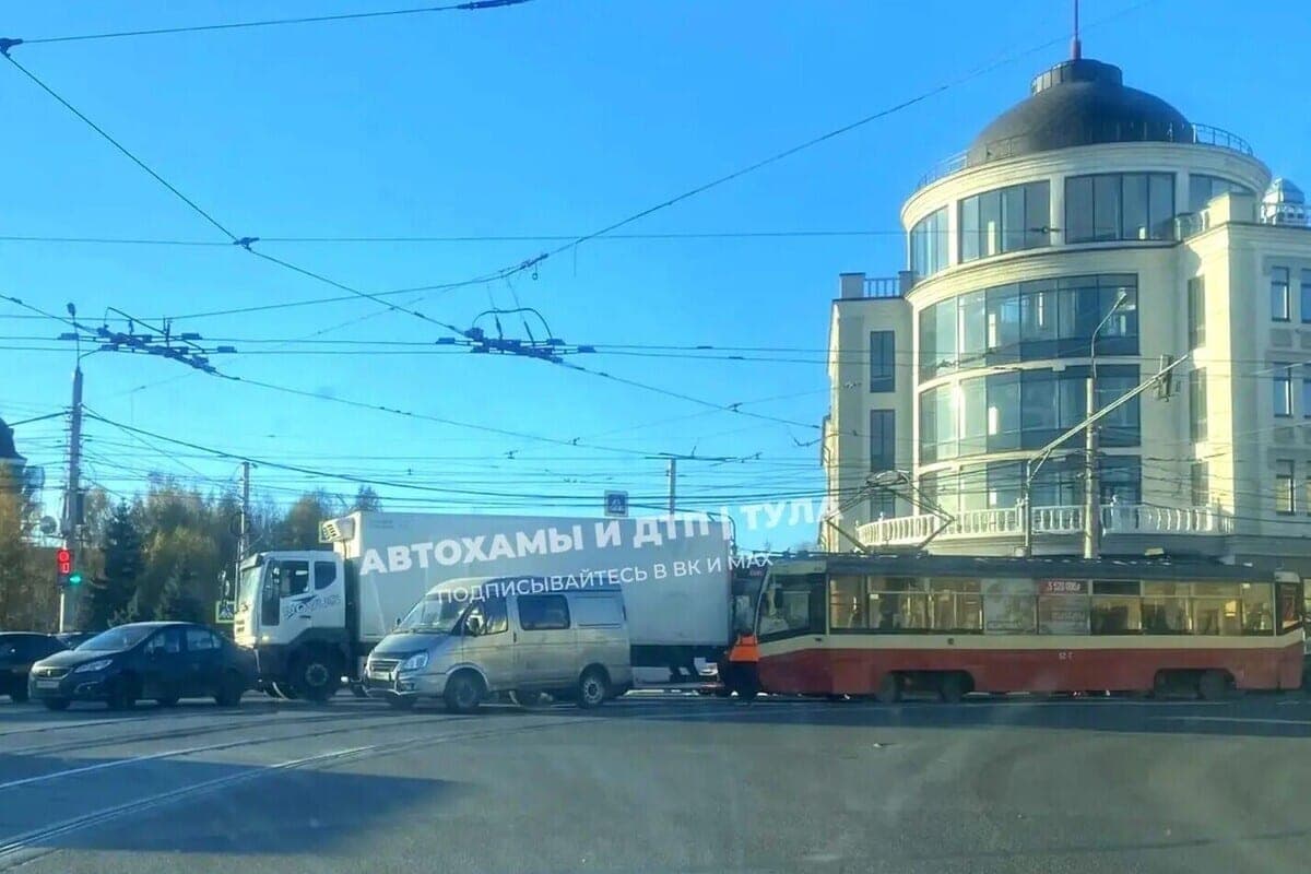 Tulyaks filmed the consequences of a mass accident with a tram, truck and passenger car