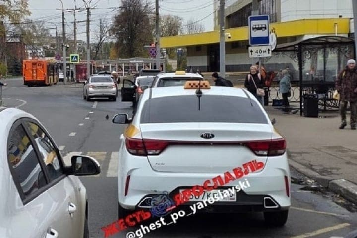 В Ярославле пассажиры автобусов жалуются на таксистов у Ярославля-Главного