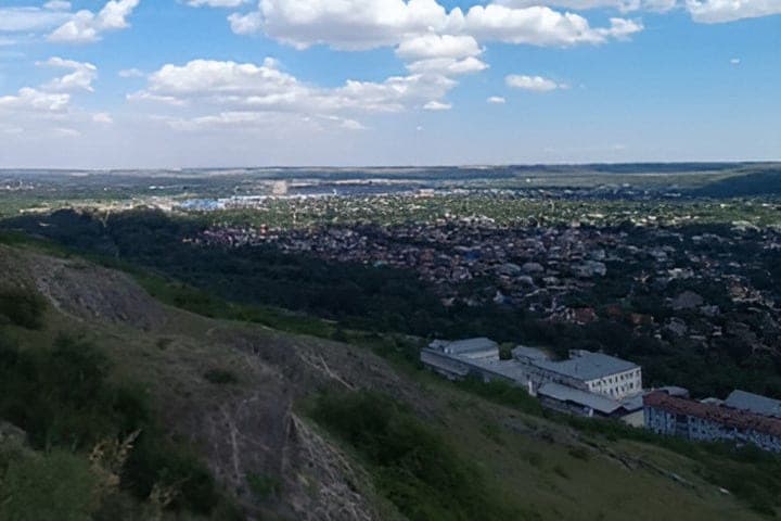 Grüner Rahmen von Pyatigorsk füllte 500 Bäume auf