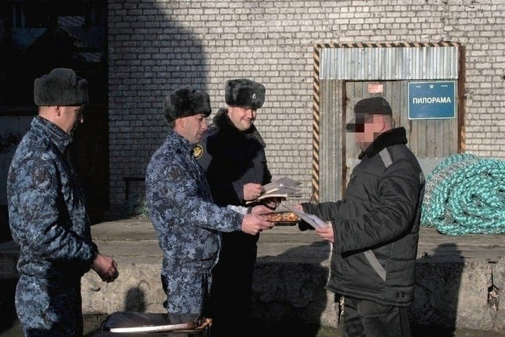 Лучшие швеи мурманской колонии выткали себе путь к награде в виде пиццы
