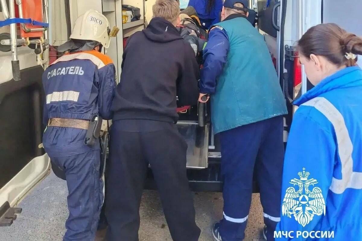In Kazan, a man fell from a height, receiving an electric shock