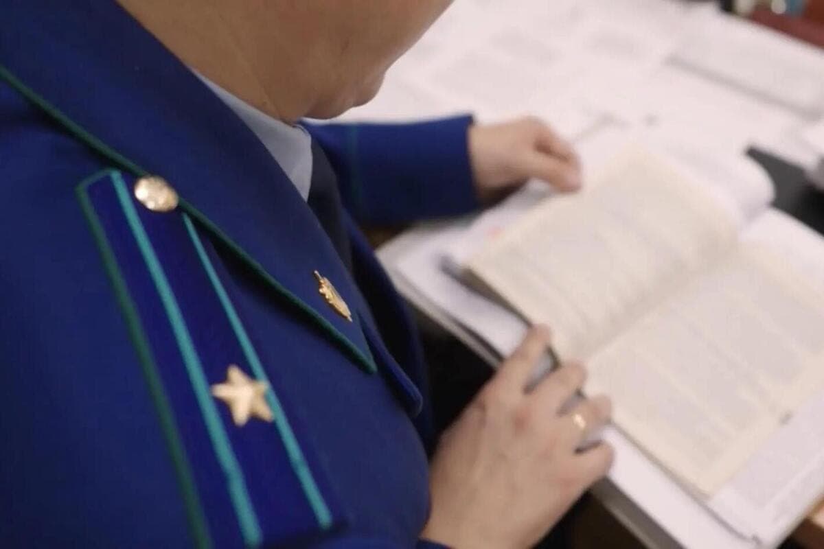 В Урмарском округе через суд восстановили незаконно уволенного дворника
