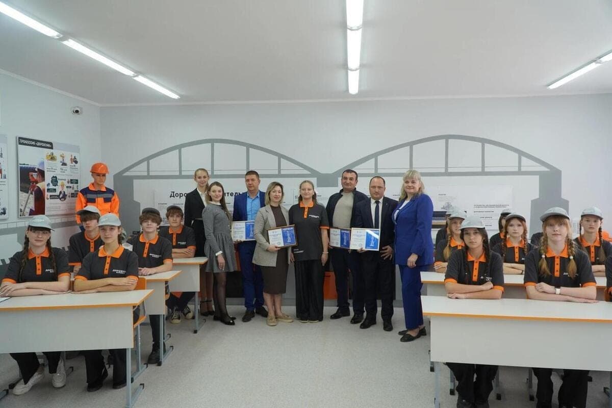 In der „Straßenklasse in Alchevsk diskutierten Schulkinder über die Arbeit der Straßenarbeiter