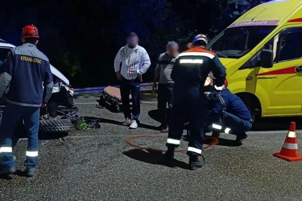 In Sochi, the girl was blocked in a twisted car after an accident