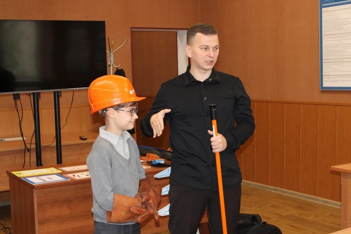 Power engineers of Smolenskenergo told schoolchildren about the history of the industry and the rules of electrical safety