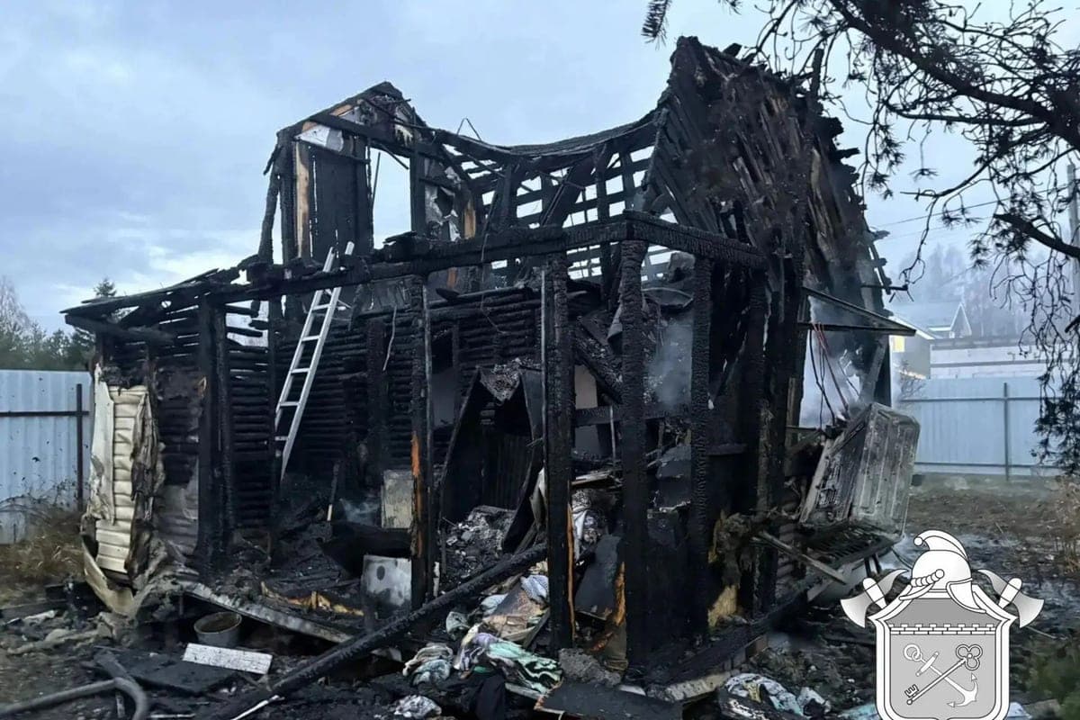 Firefighters Lenoblpozhspass extinguished for a day at home, baths, KAMAZ, shed and bed