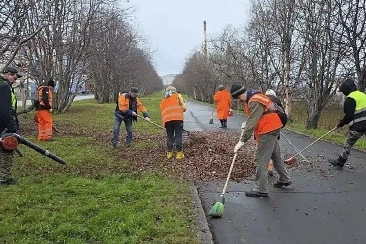 Лебедев: смет и мусор убрали с тротуаров и газонов Мурманска