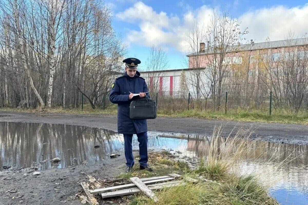 Open well and broken passage found in Monchegorsk after the complaint of a resident