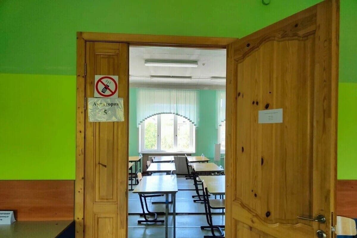 In school No. 537, first-graders study five lessons and sit without fresh air