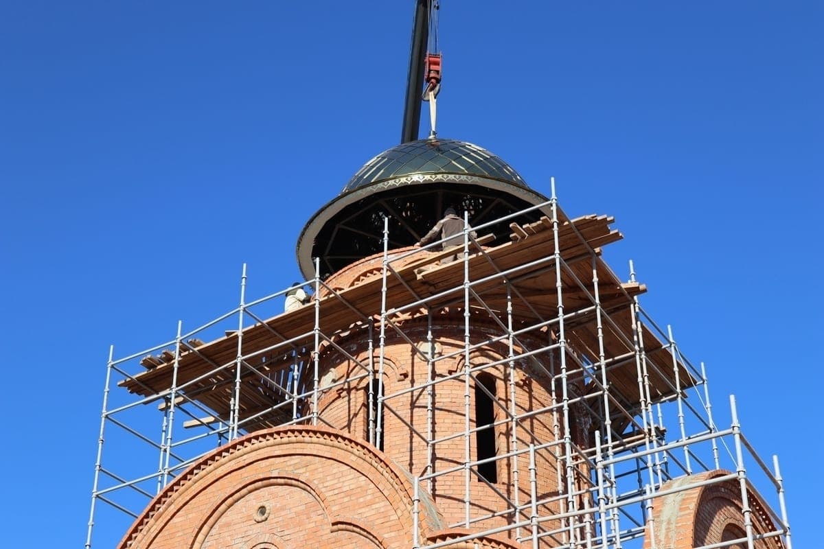 21 metros a la parte superior de la cruz: en Radishchev, el templo en construcción encontró una cúpula central