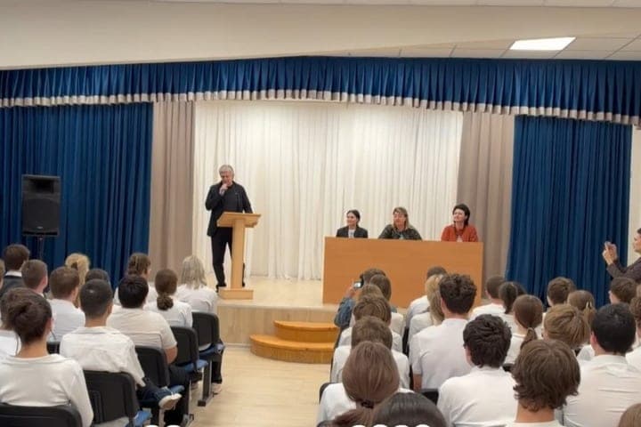 The head of the Shpakovsky district discussed with schoolchildren of Mikhailovsk Internet security and bullying