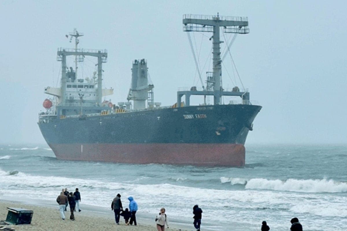 To the beached dry cargo ship in Yantarny laid a route for tourists