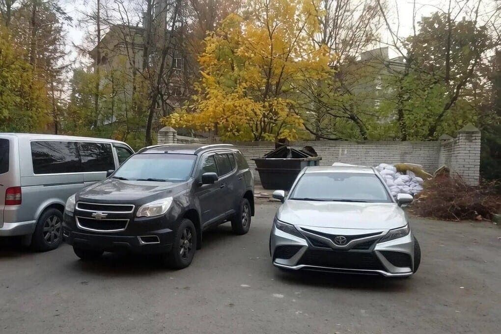Чтобы мусор вывозили вовремя: теперь на любителей парковаться у контейнеров можно пожаловаться