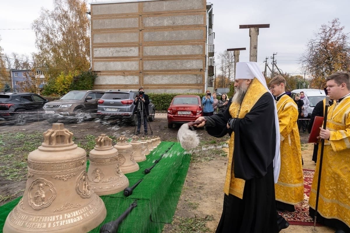 Митрополит Никодим освятил колокола для храма в честь Петра и Февронии