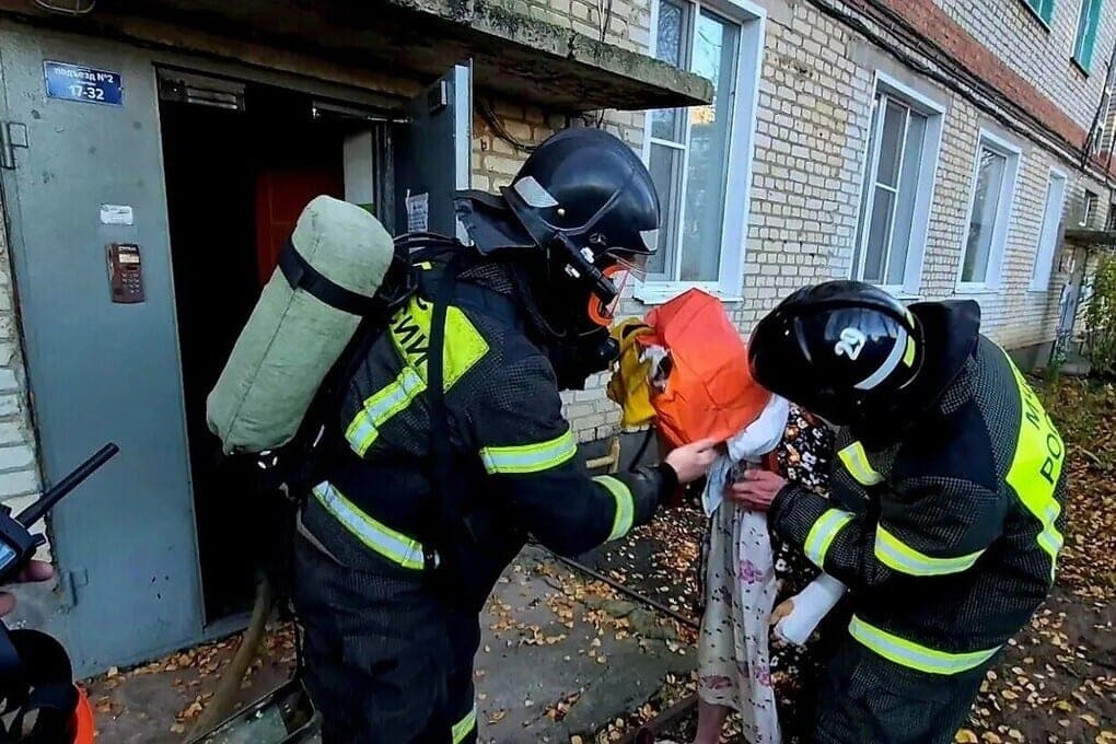 Двое детей оказались в горящей пятиэтажке в Ефремове, их спасли пожарные
