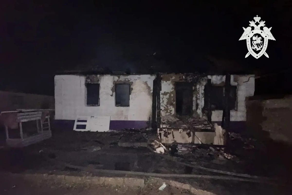 Бабушка с внуками погибли при пожаре в доме в регионе РФ