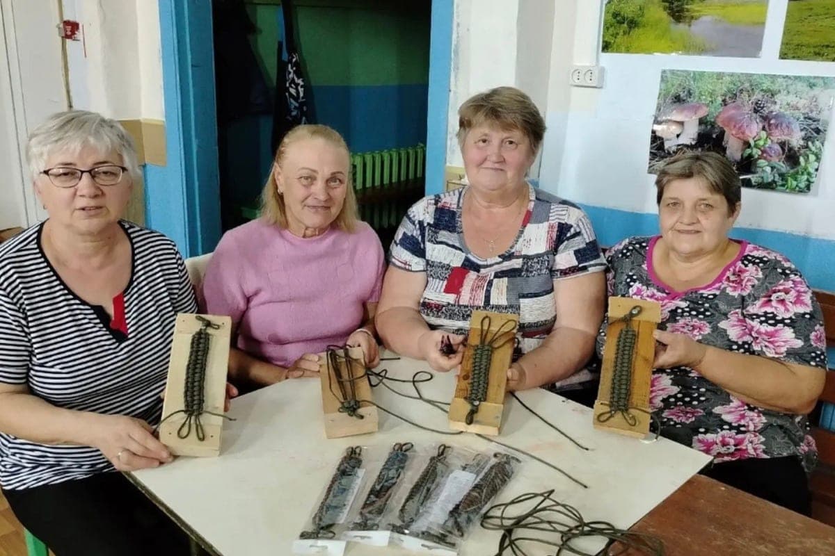 A master class on weaving survival bracelets was held in Pinega