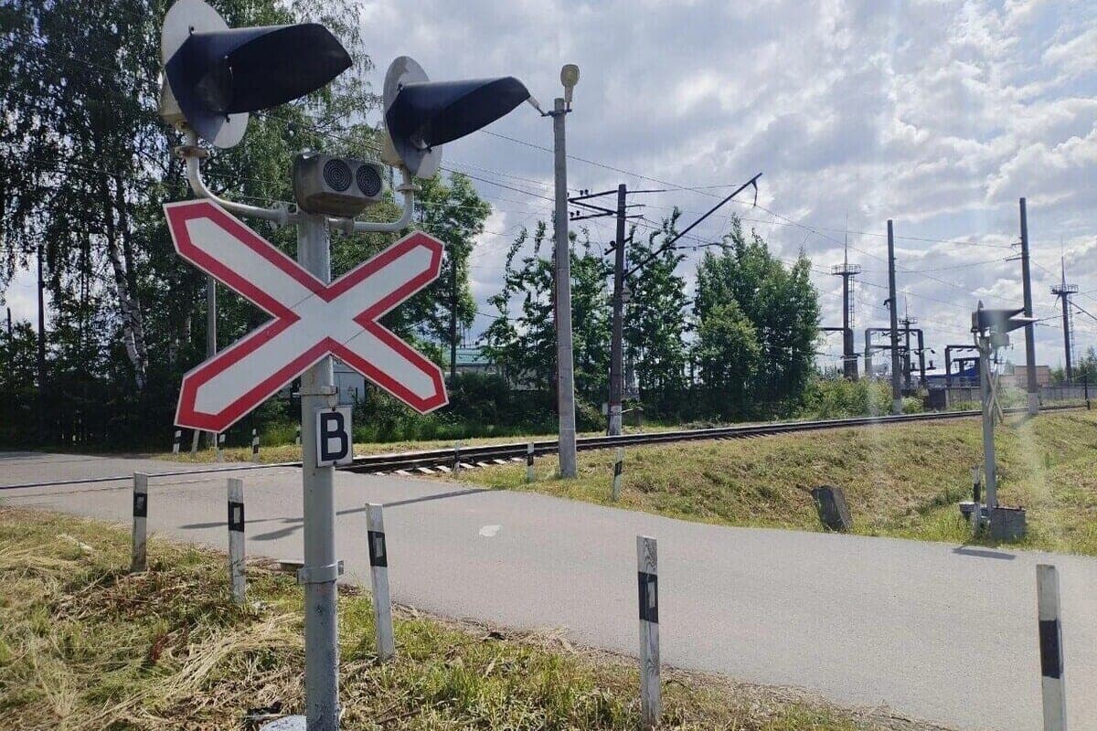 In Kola for the night will close the railway crossing at the station street
