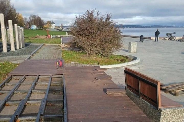 Петрозаводская набережная преображается: установлены новые площадки для отдыха