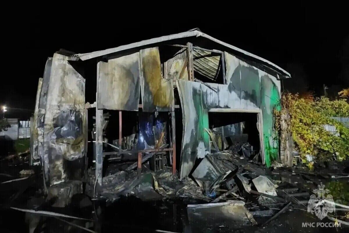 Six gas cylinders and a neighboring house were saved in a fire in Pioneersky