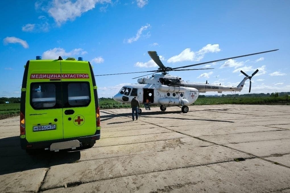 Вологодская санавиация доставила в больницу мужчину с перелом шеи после ДТП