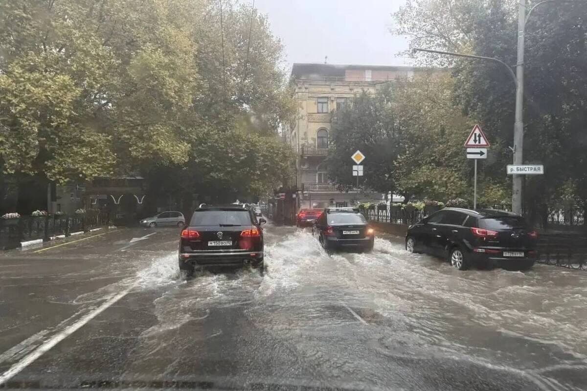 In Yalta, more than 138 utilities eliminate the consequences of bad weather