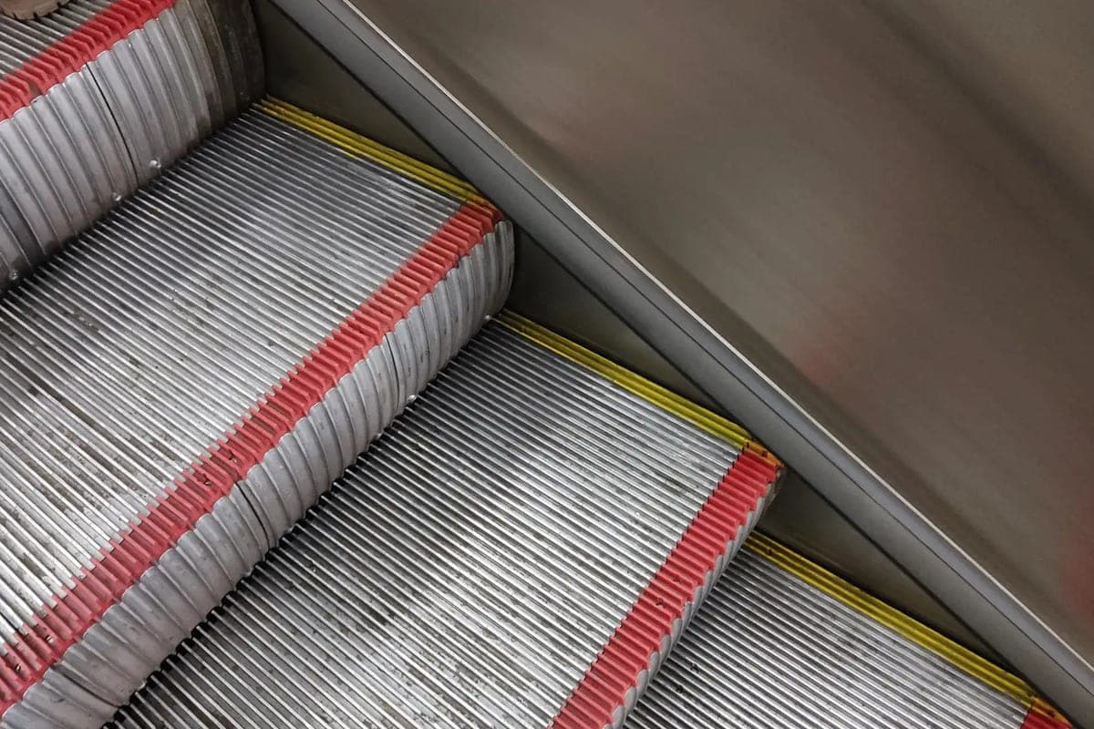 “Chkalovskaya” closed at the entrance for 13 minutes due to the stop of the escalator