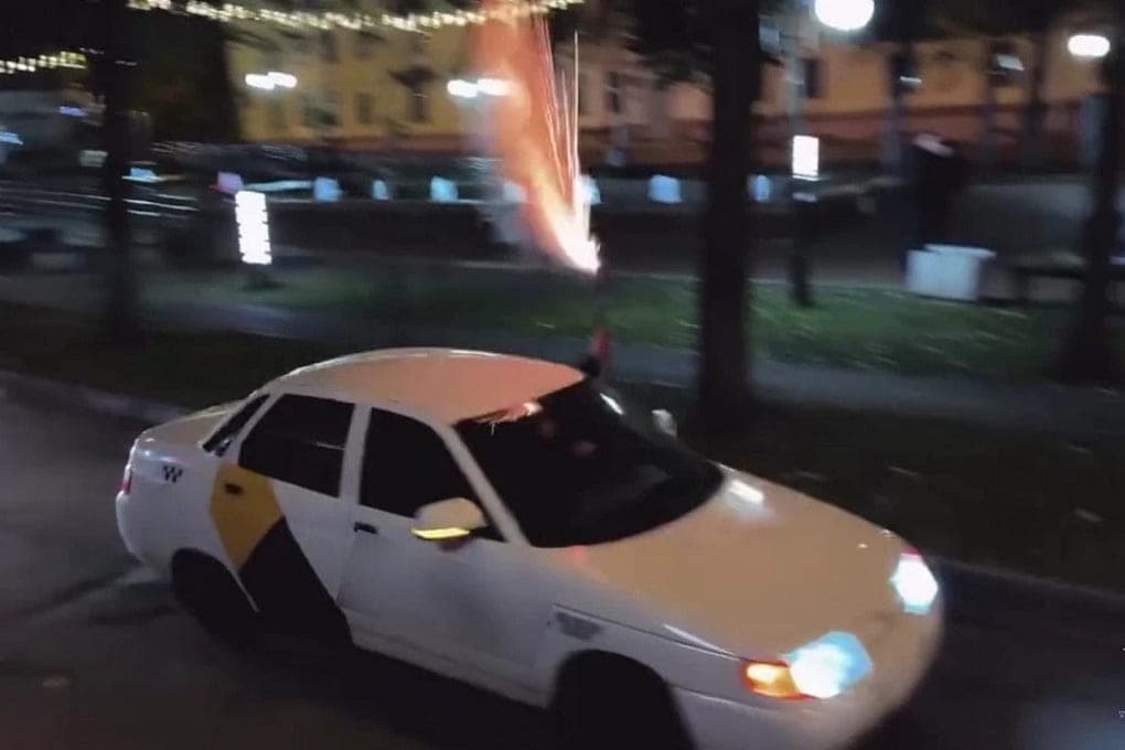 In Yoshkar-Ola, the driver arranged fireworks on the go for likes
