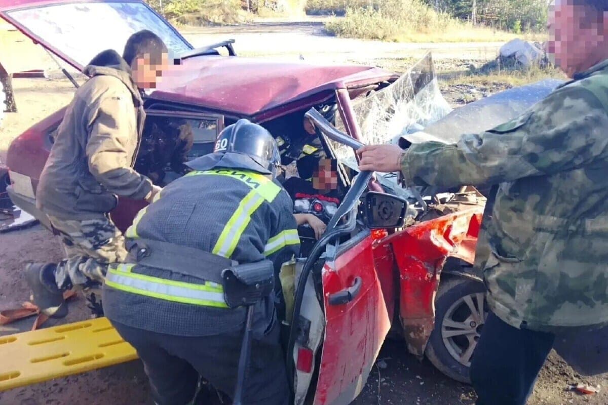 South Ural rescuers rescued a woman trapped in a car