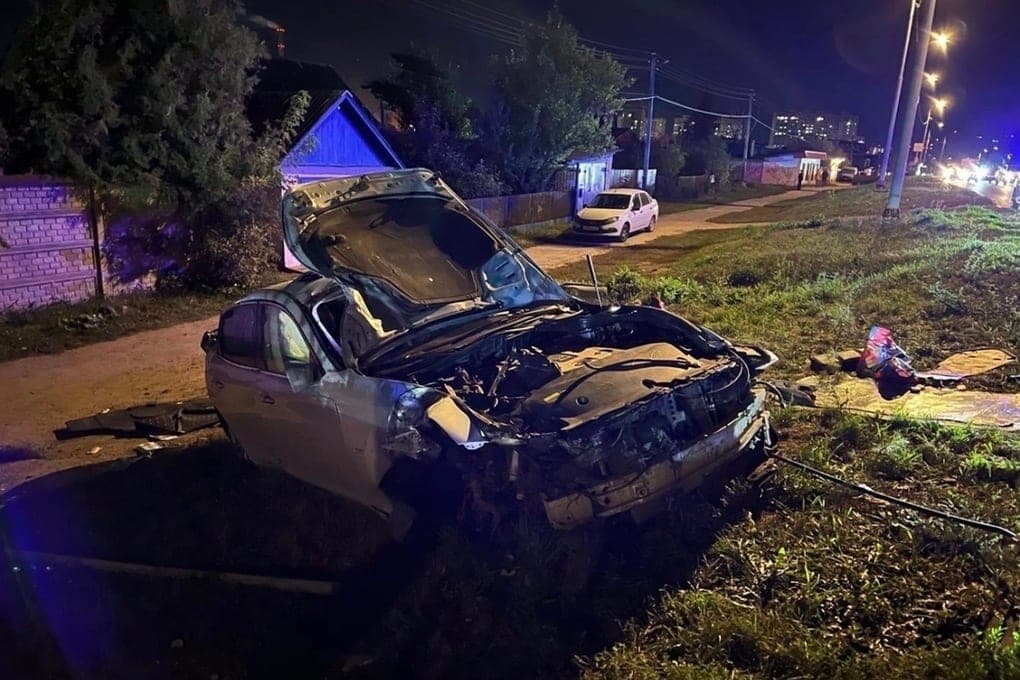 In the Orel region, a young driver on Infinity crashed into a traffic light and a pole