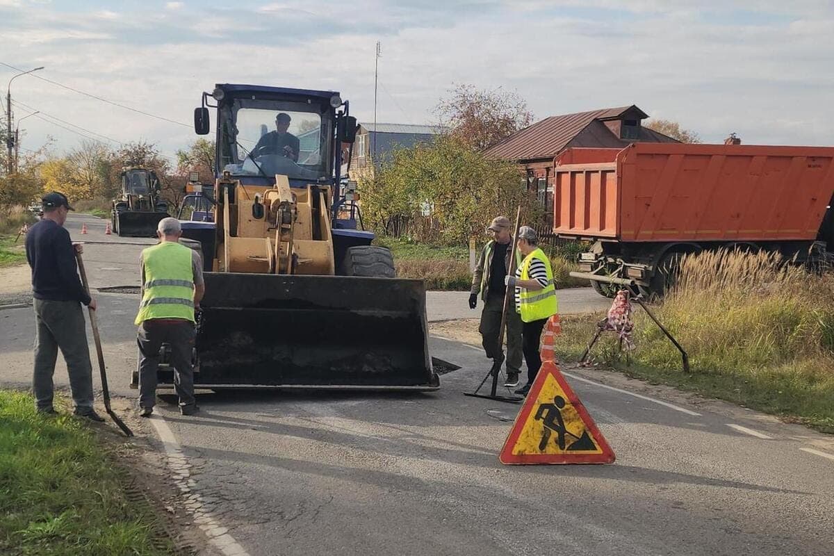 Serpukhov road workers put in order Progona street