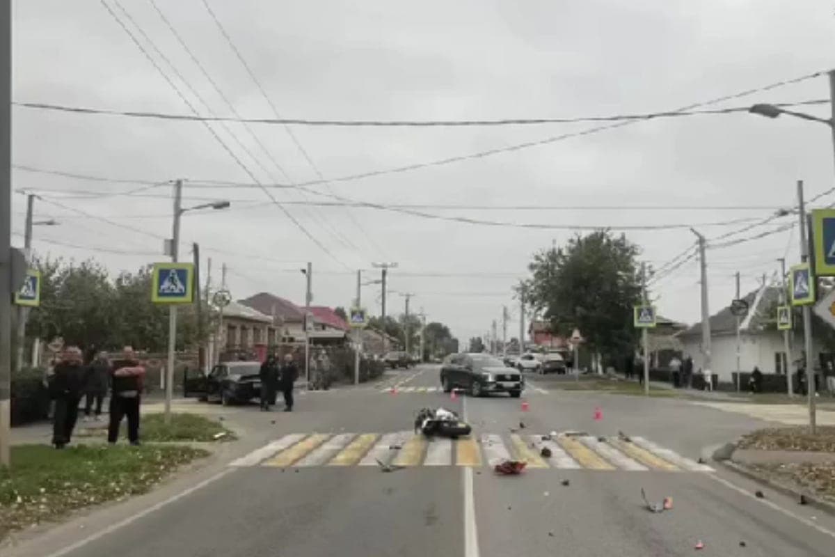 In Konstantinovsk, a motorcyclist crashed to death in a collision with GAZ-24