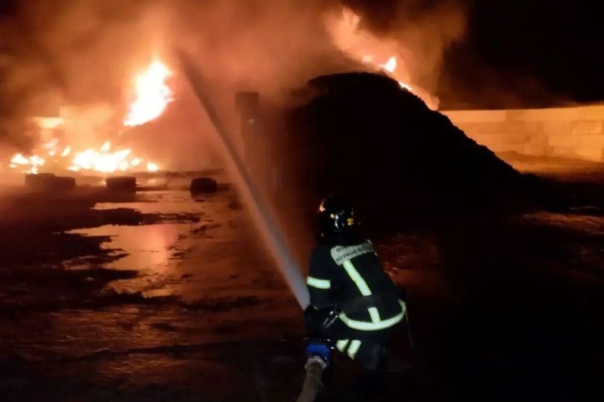 Tires at brick factory in Kildinstroy melted in fire for more than 6 hours