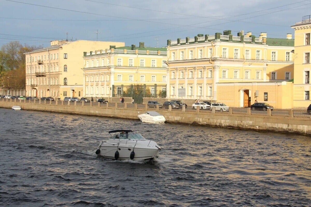 In St. Petersburg, the ship piled on the tow and damaged his lifeboat